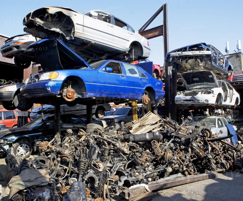 Stack of cars in junkyard. Photographe : fotog