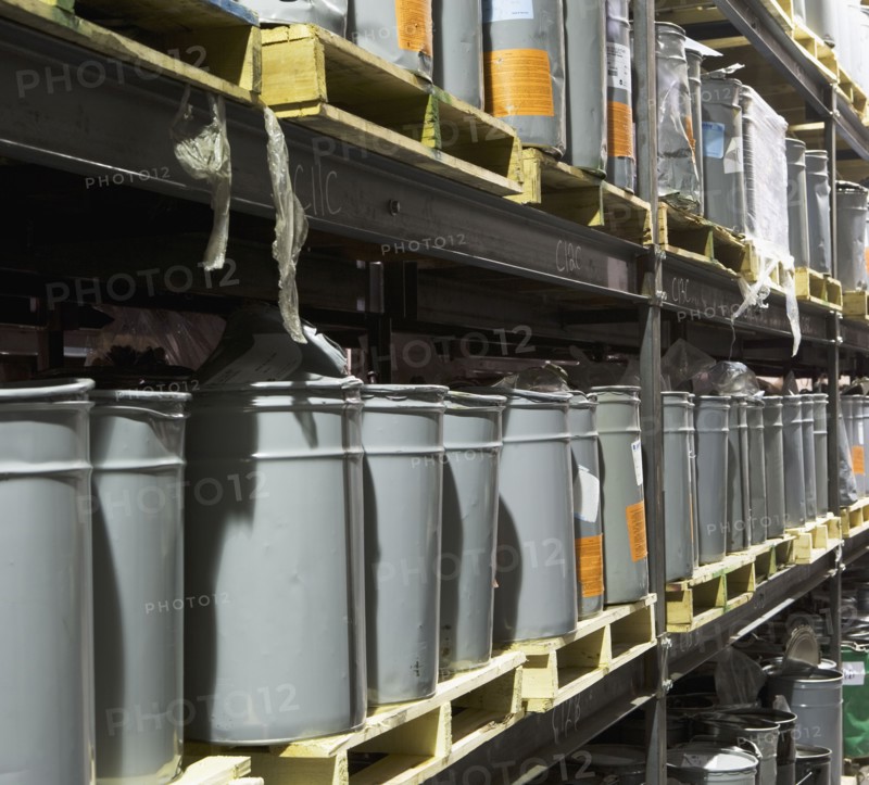 Cans in a row on warehouse shelves. Photographe : fotog