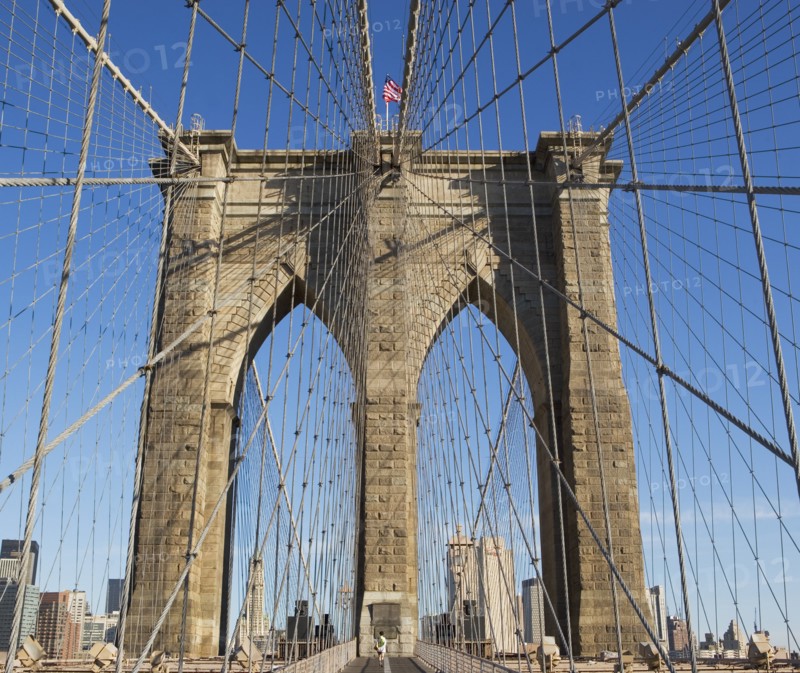 Urban bridge and cityscape. Photographe : fotog