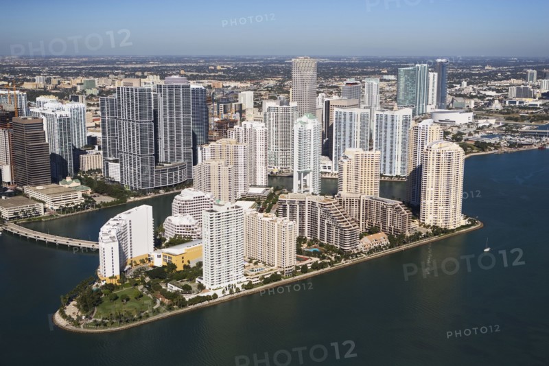 Aerial view of waterfront city. Photographe : fotog