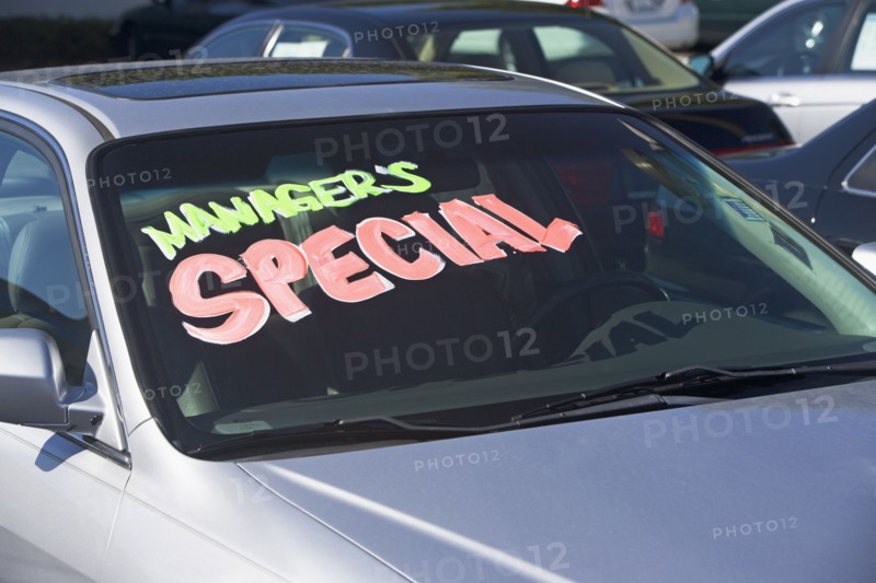 Car for sale. Photographe : fotog