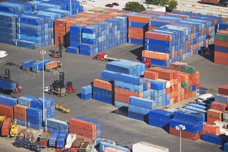 Shipping containers at port. Photographe : fotog