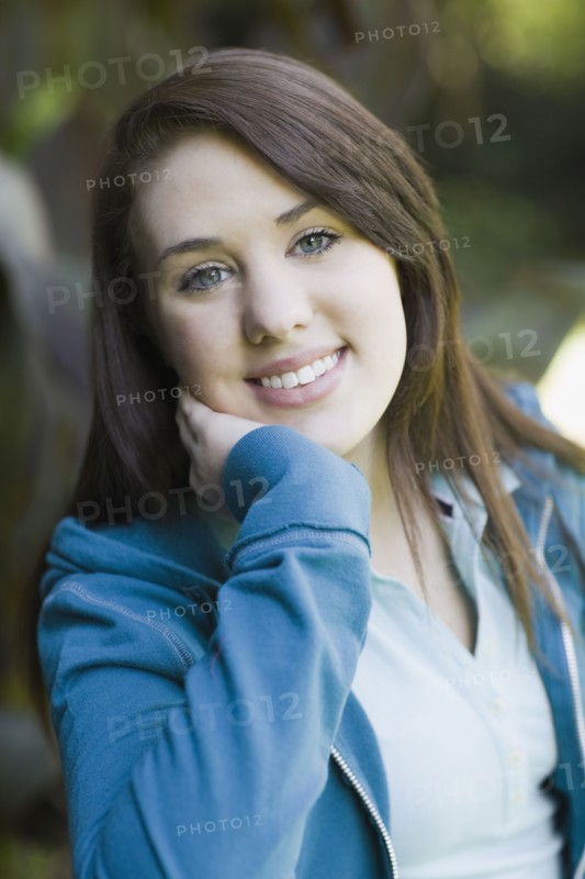 Portrait of teenage girl in park. Photographe : PT Images
