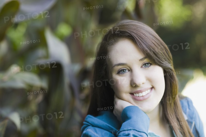 Portrait of teenage girl in park. Photographe : PT Images