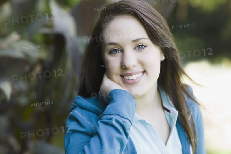 Portrait of teenage girl in park. Photographe : PT Images