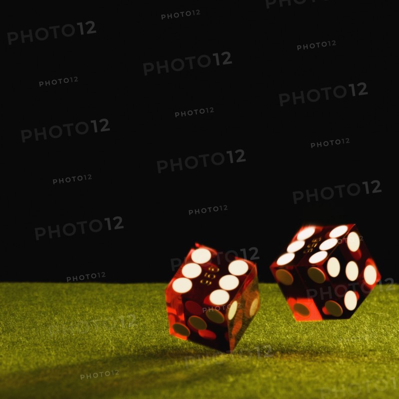 Rolling dice. Photographe : Joe Clark