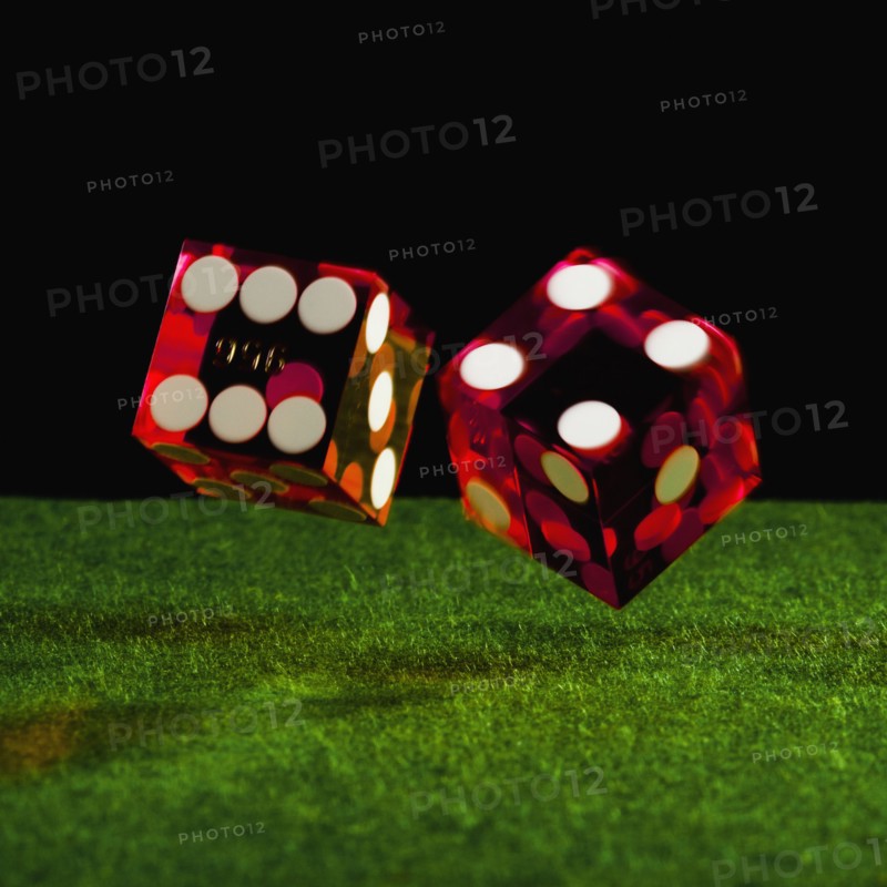 Rolling dice. Photographe : Joe Clark