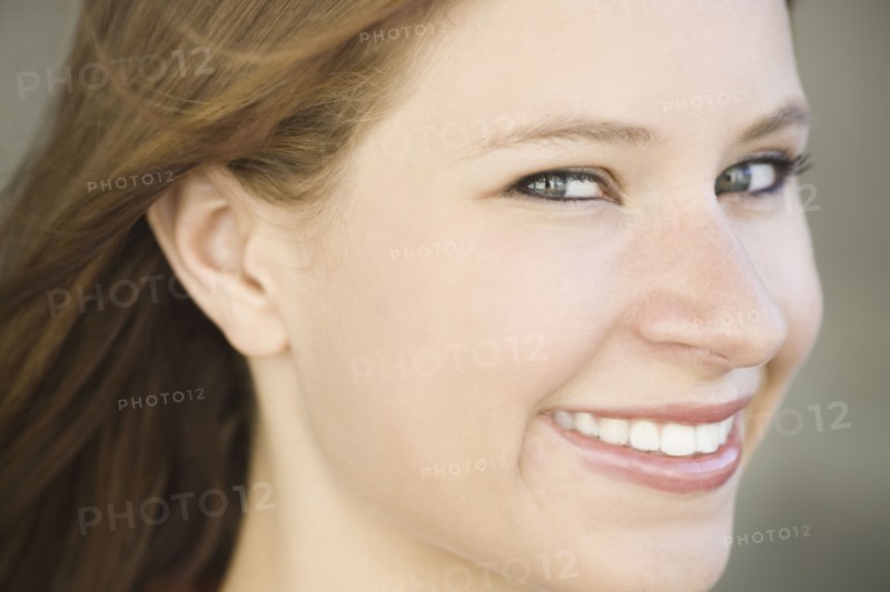 Portrait of young woman. Photographe : PT Images