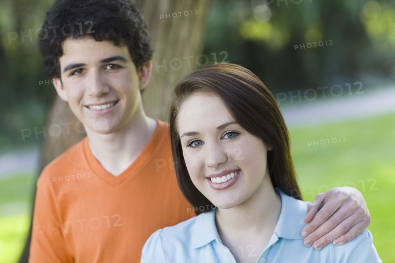 Friends posing in park. Photographe : PT Images