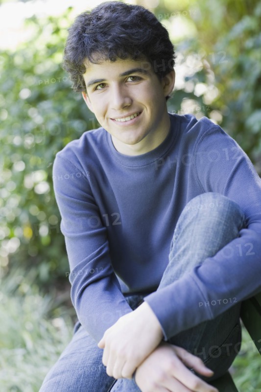 Portrait of boy in park. Photographe : PT Images