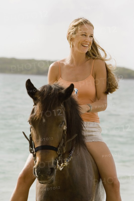 Woman horseback riding. Photographe : mark edward atkinson
