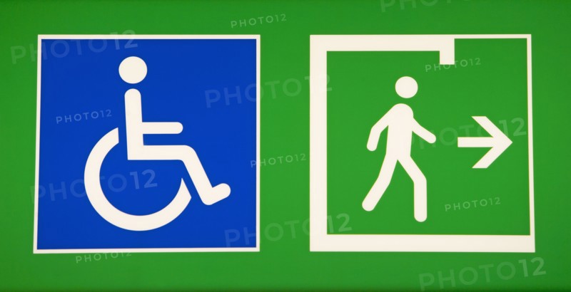 Wheel chair access and walkway signs. Photographe : fotog