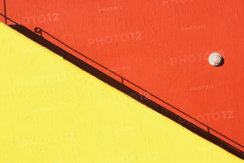 Colorful staircase and building. Photographe : fotog