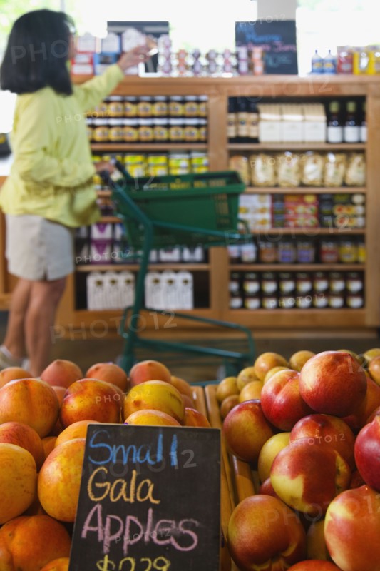 Fresh fruit in health food store. Photographe : Hill Street Studios