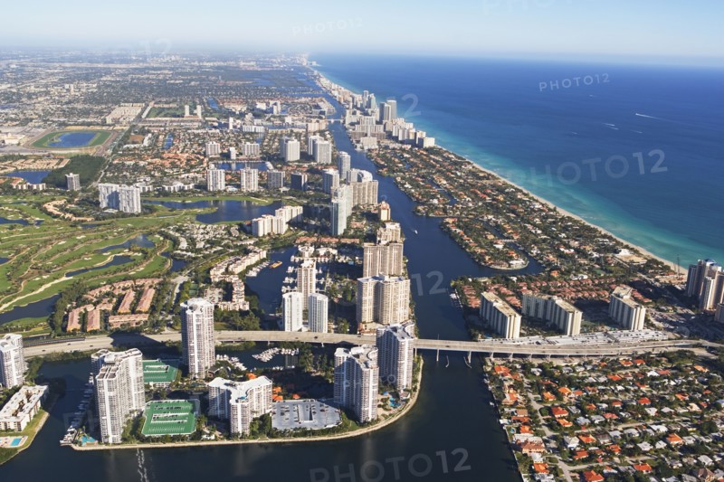 Aerial view of waterfront city. Photographe : fotog