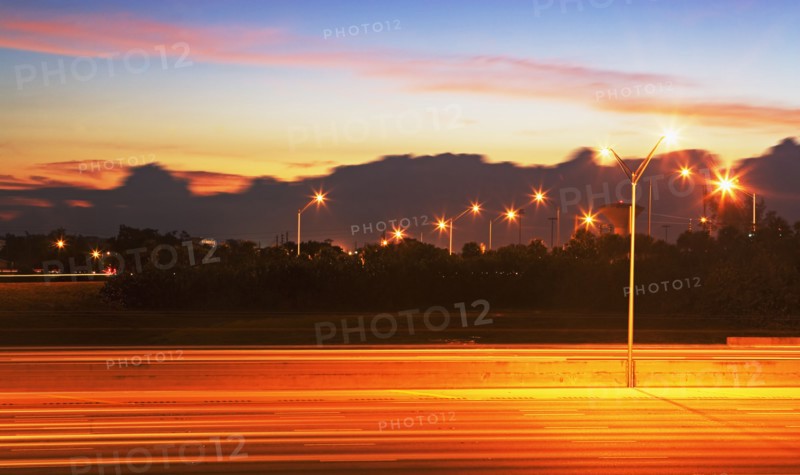 Blurred traffic headlights at night. Photographe : fotog
