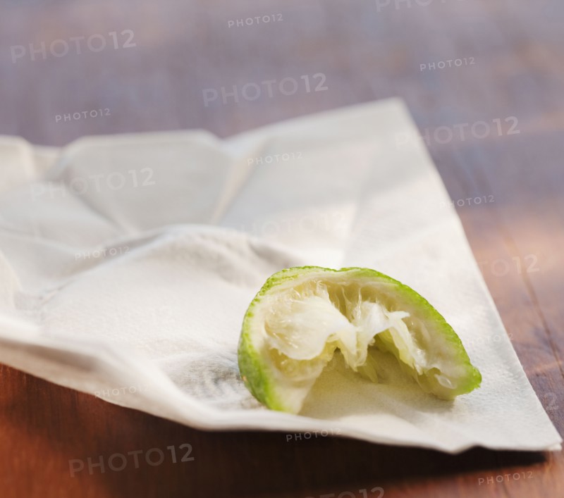 Paper currency squeezed in C clamp. Photographe : Jamie Grill