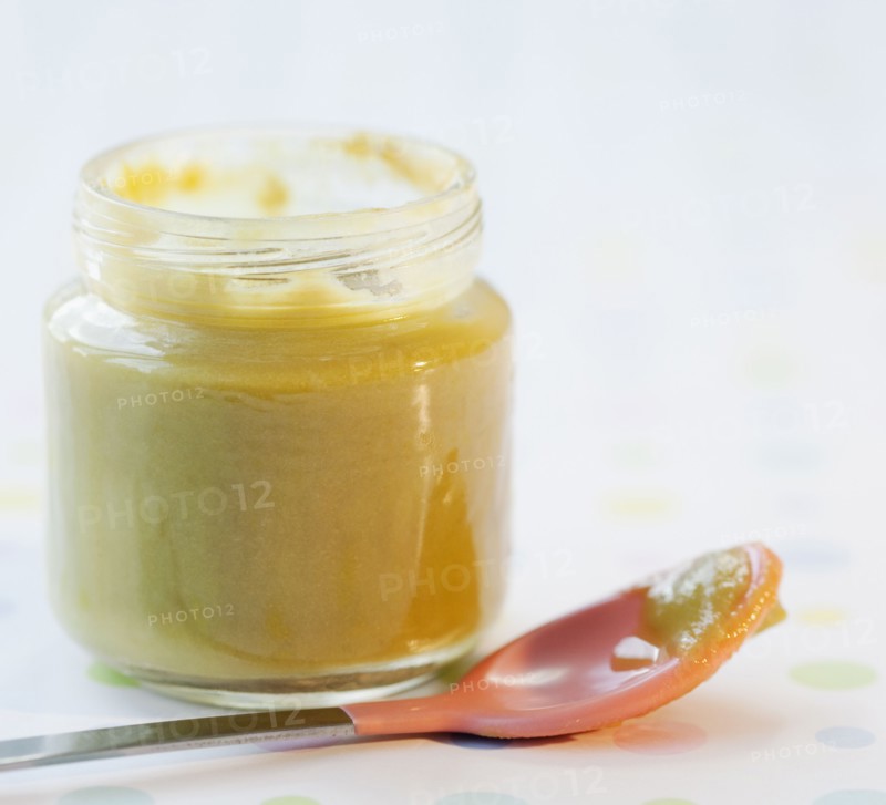 Bowls of assorted baby food. Photographe : Jamie Grill