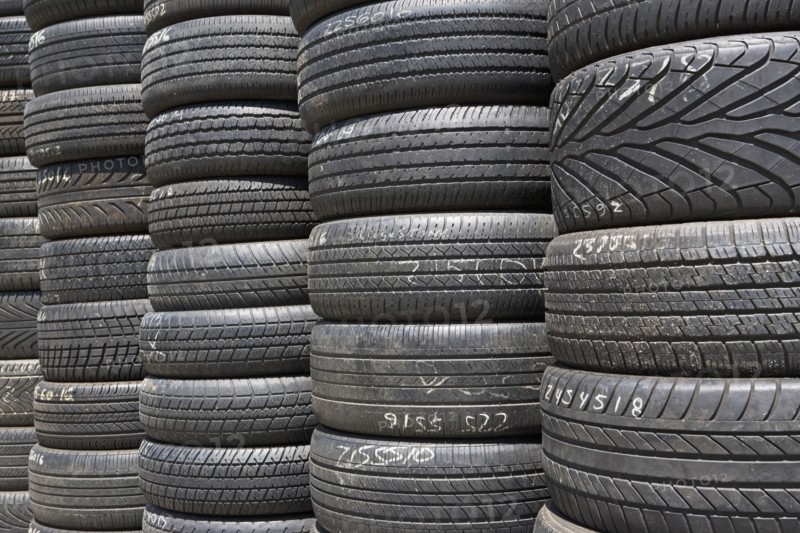 Stacks of car tires. Photographe : fotog