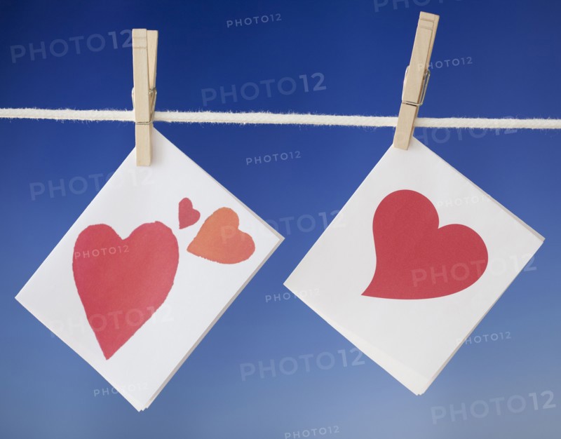 Felt heart drying on clothesline. Photographe : Jamie Grill