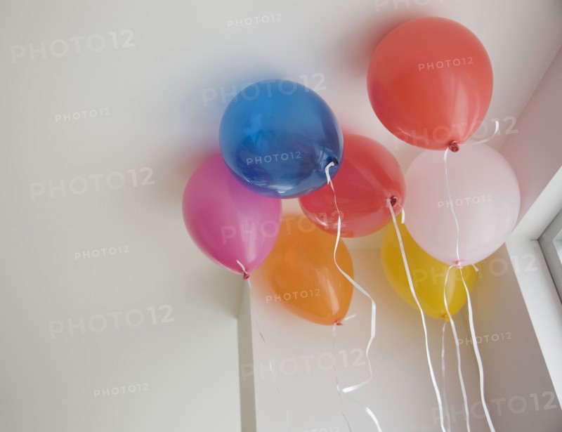 Balloons on ceiling. Photographe : Jamie Grill
