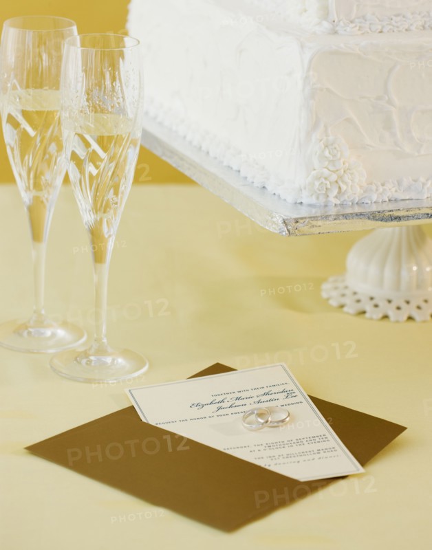 Wedding invitation and cake. Photographe : Jamie Grill