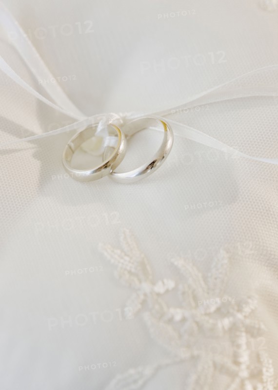Close up of wedding rings on pillow. Photographe : Jamie Grill