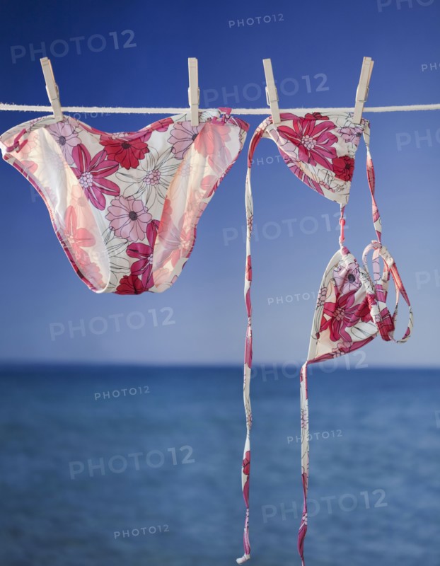 Money drying on clothesline. Photographe : Jamie Grill