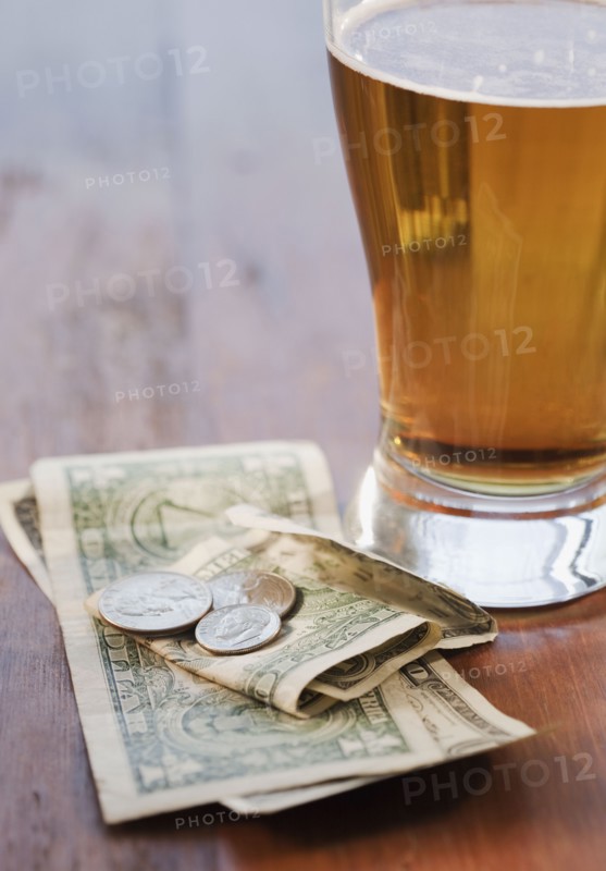Close up of beer on heart napkin. Photographe : Jamie Grill