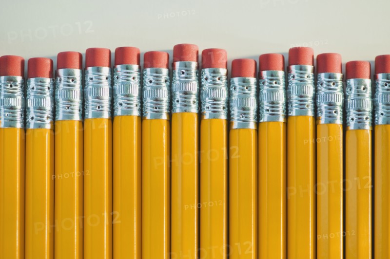Row of pencil erasers. Photographe : Daniel Grill