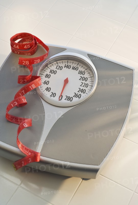 Bathroom scale and tape measure. Photographe : Daniel Grill