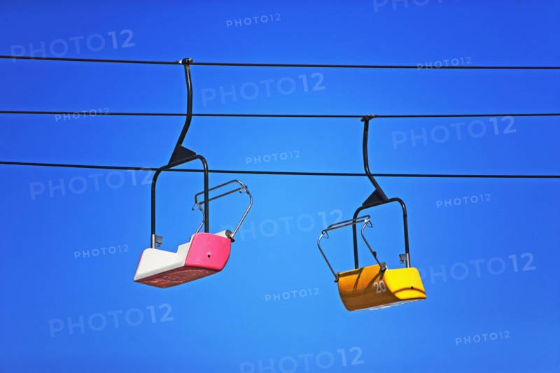 Empty ski lifts. Photographe : fotog