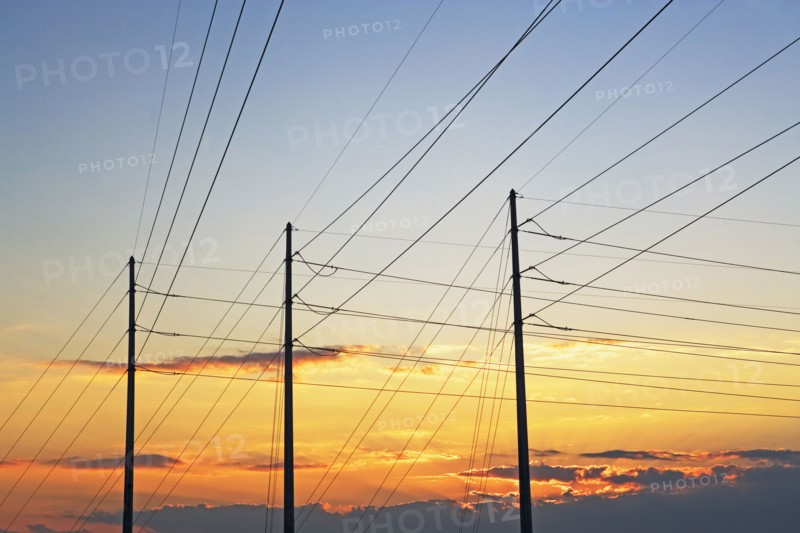 Communication tower and power lines. Photographe : fotog