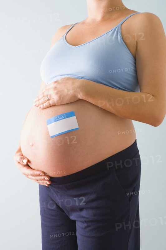Pregnant woman with blue name tag on belly. Photographe : Jennifer L. Boggs