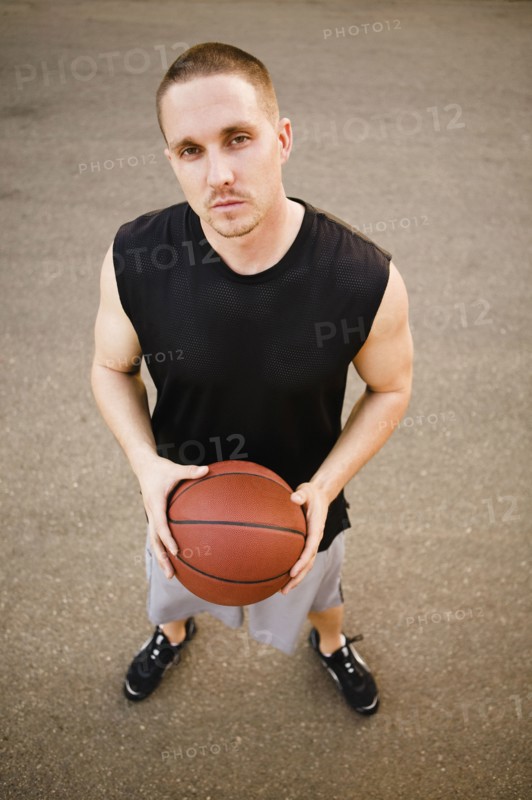 Man holding basketball. Photographe : Sarah M. Golonka