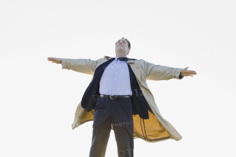 Businessman standing in wind. Photographe : PT Images