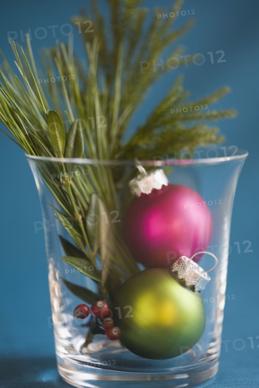 Christmas ornaments in decorative glass. Photographe : Kristin Lee