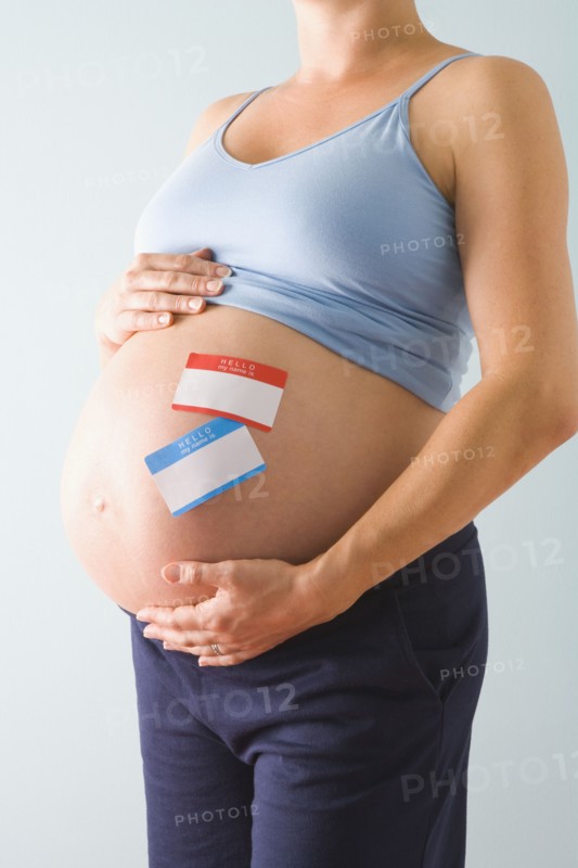 Pregnant woman with name tags on belly. Photographe : Jennifer L. Boggs