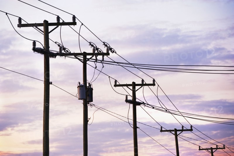 Communication towers and power line. Photographe : fotog