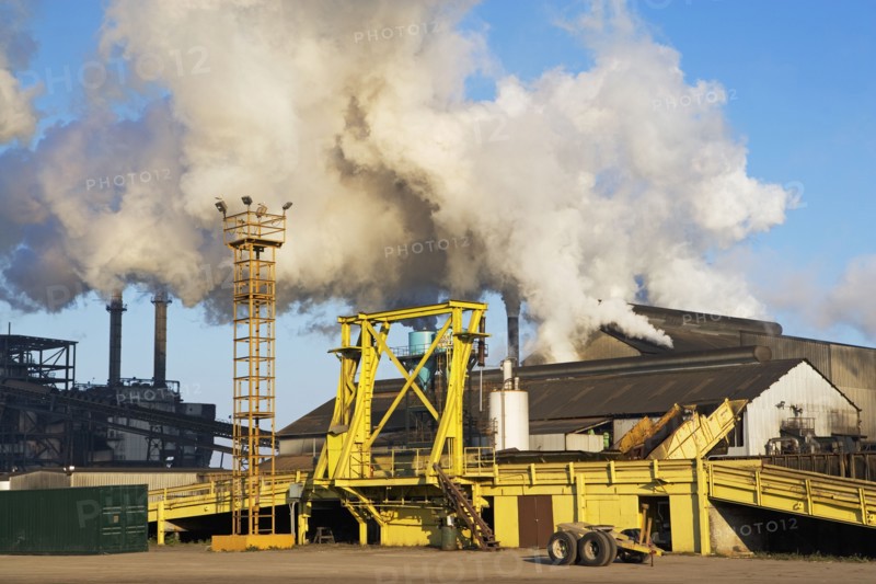 Smoke from factory. Photographe : fotog