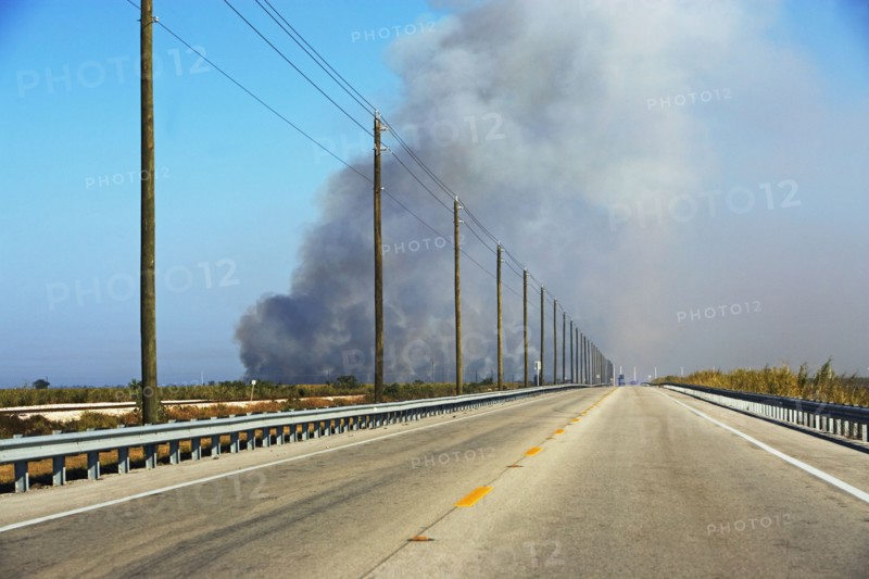 Highway and smoke in distance. Photographe : fotog