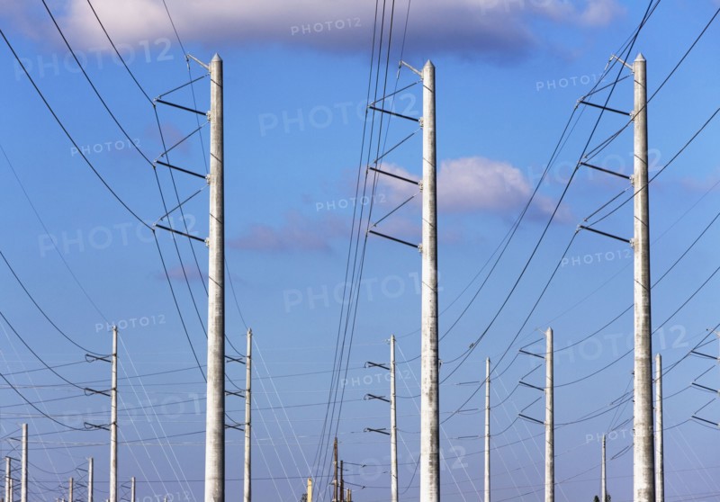 Communication tower and power lines. Photographe : fotog