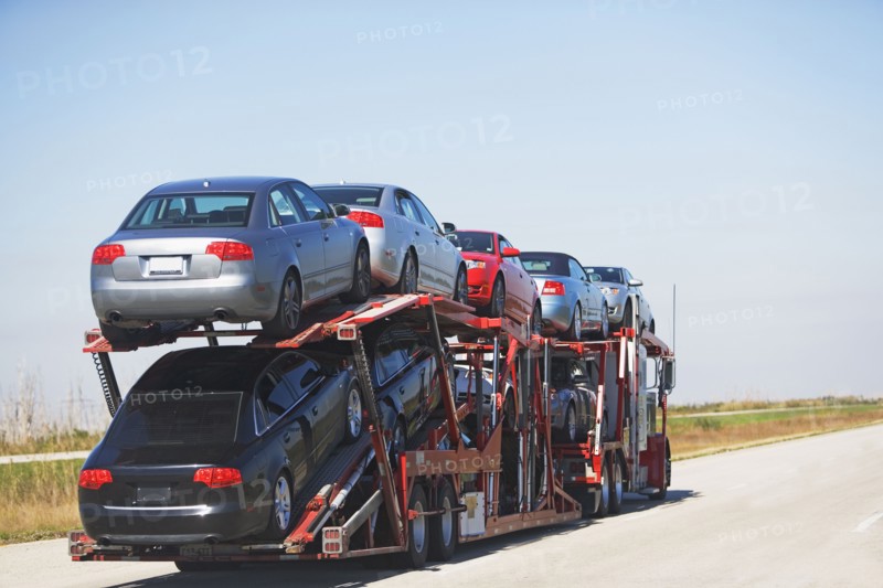 Truck carrying new cars. Photographe : fotog