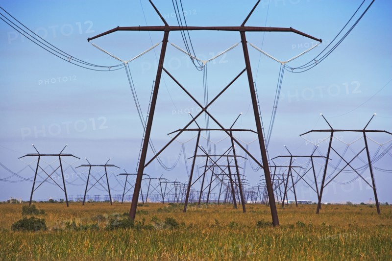 Communication towers and power lines. Photographe : fotog