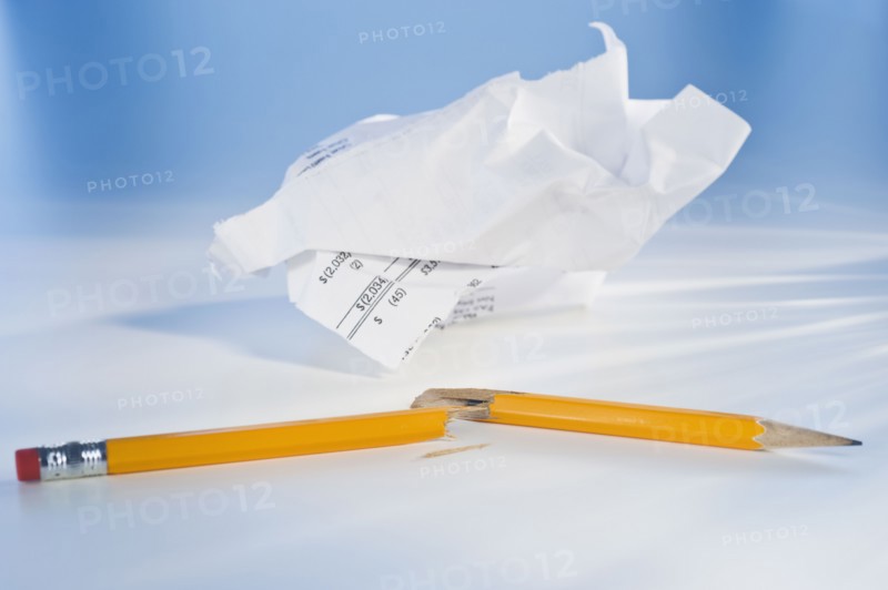 Broken pencil and crumpled paper. Photographe : Daniel Grill