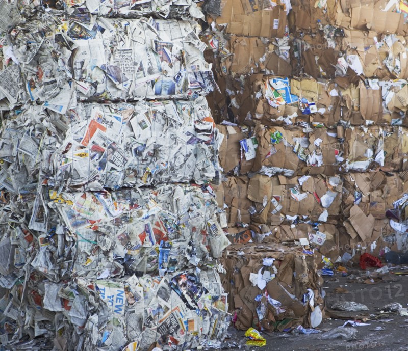 Bundles of paper at recycling plant. Photographe : fotog
