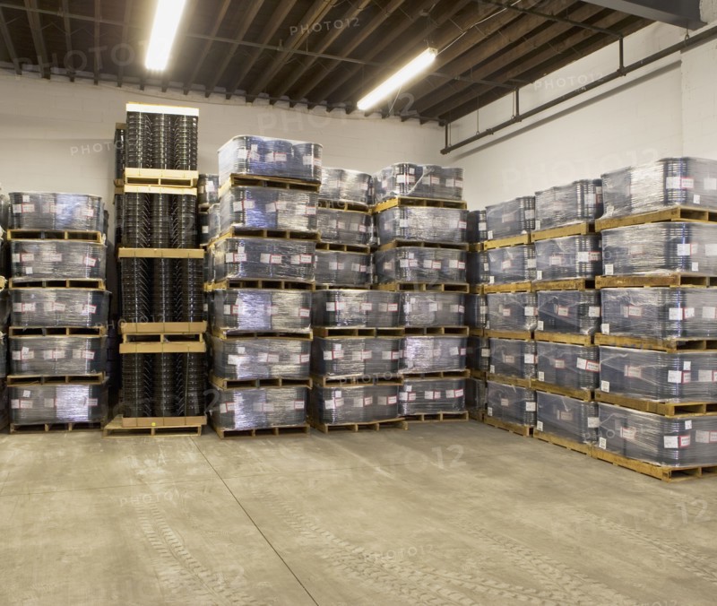 Stacks of pallets in warehouse. Photographe : fotog