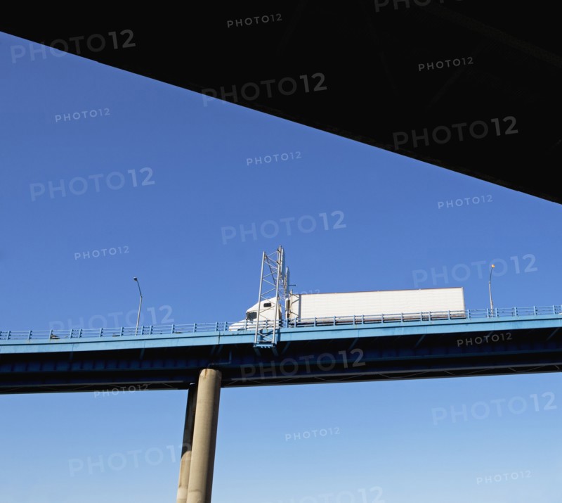 Truck on highway overpass. Photographe : fotog