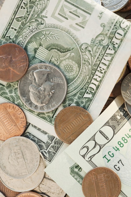 Bow on stack of money. Photographe : Jamie Grill