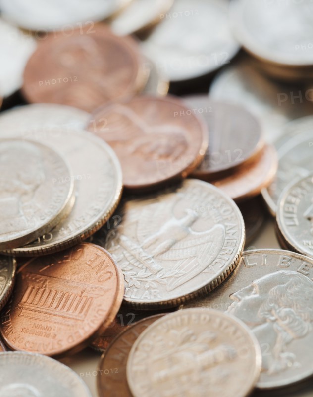 Coins and paper dollar bills. Photographe : Jamie Grill